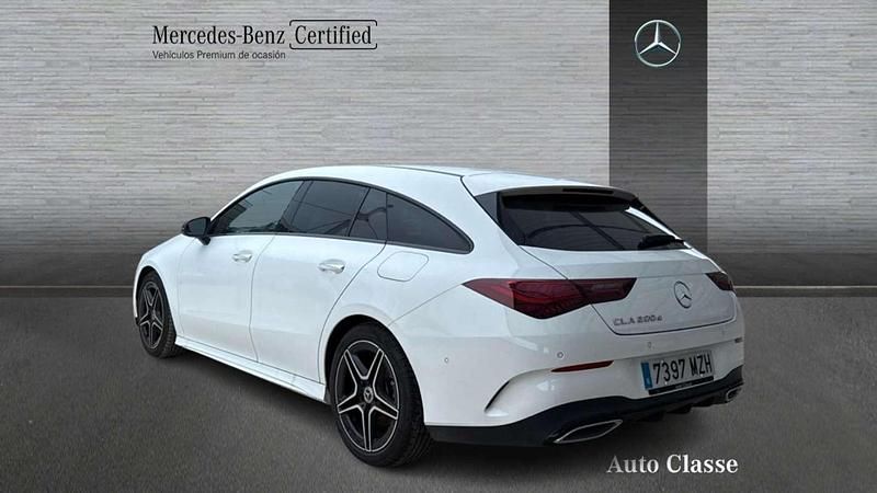 Usado Mercedes CLA200 Shooting Brake 150 CV (110 kW) 2025 Blanco Familiar