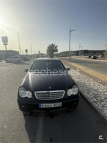Usado Mercedes C200 Classic 122 CV (89 kW) 2006 Negro Familiar