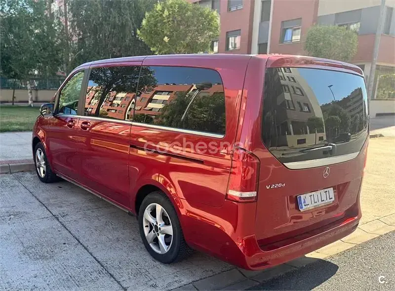 Usado Mercedes V220 Avantgarde 163 CV (119 kW) 2021 Granate Monovolumen