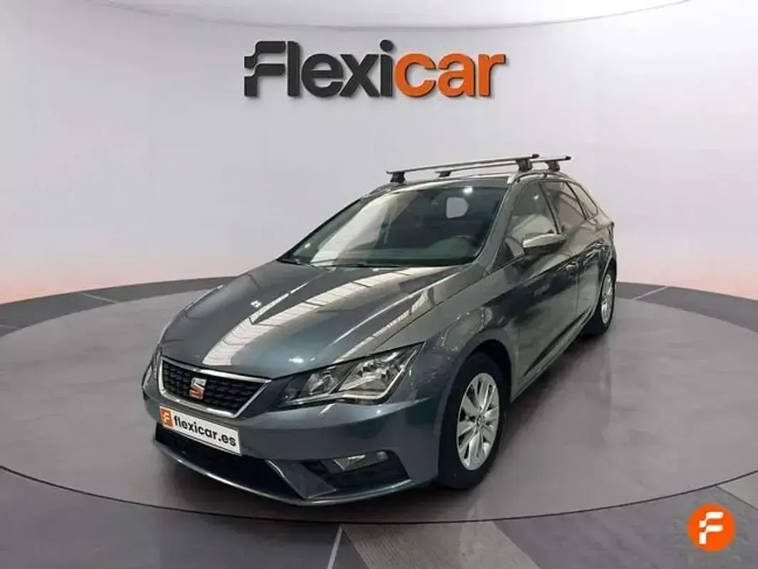 Usado Seat Leon ST Style 110 CV (80 kW) 2018 Gris Familiar