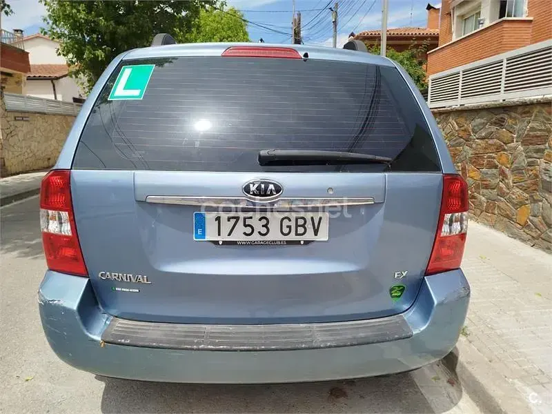 Usado Kia Carnival 185 CV (136 kW) 2008 Gris / plata Monovolumen