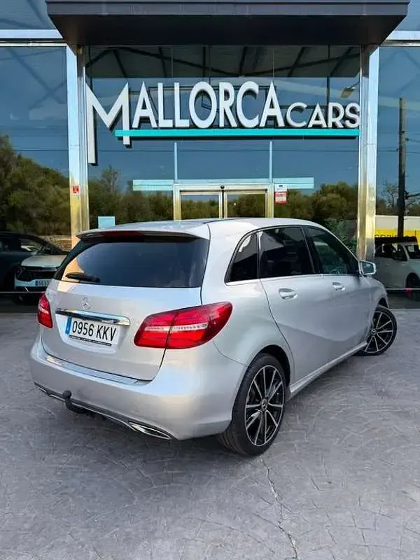 Usado Mercedes B200 140 CV (102 kW) 2018 Gris Utilitario