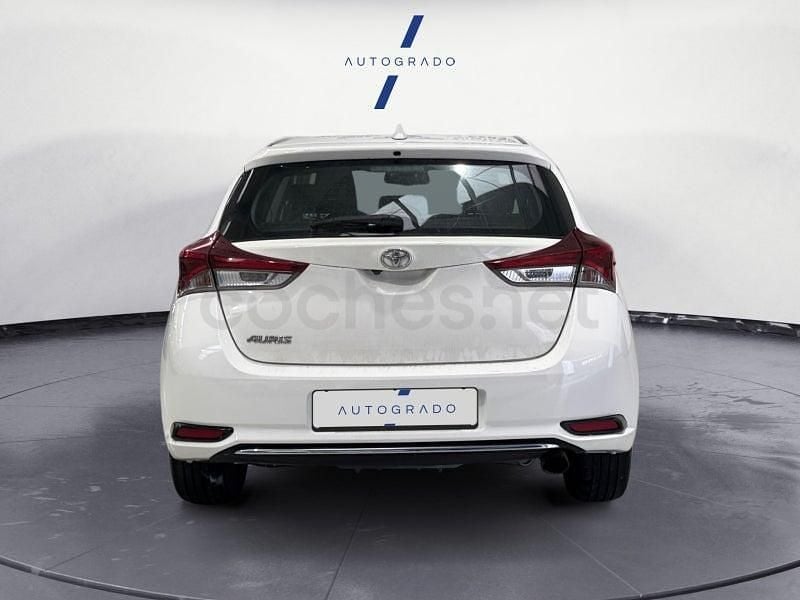 Usado Toyota Auris Business Edition 116 CV (85 kW) 2018 Blanco Berlina