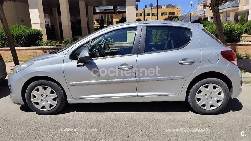 Usado Peugeot 207 Active 70 CV (51 kW) 2011 Gris / plata Berlina