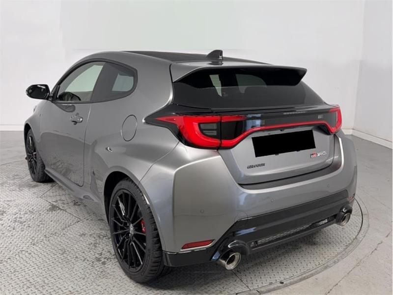 Nuevo Toyota Yaris 280 CV (205 kW) 2026 Gris átomo Utilitario