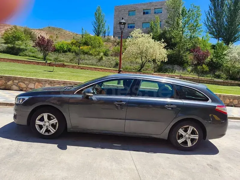 Usado Peugeot 508 SW Access 120 CV (88 kW) 2015 Gris / plata Familiar