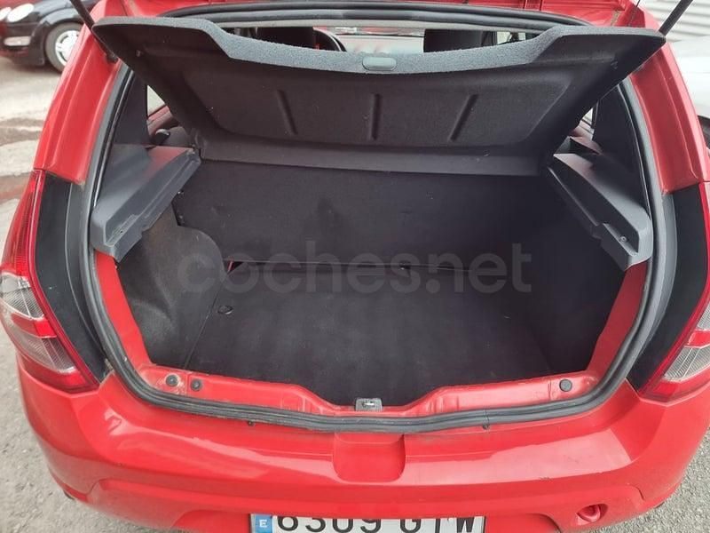 Usado Dacia Sandero Ambiance 75 CV (55 kW) 2010 Rojo Berlina
