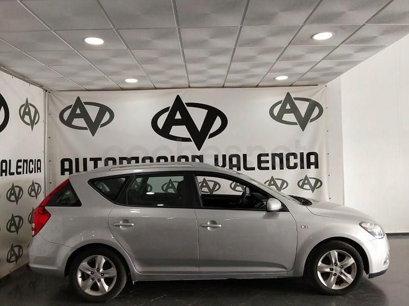 Usado Kia Ceed Active 128 CV (94 kW) 2011 Gris / plata Utilitario