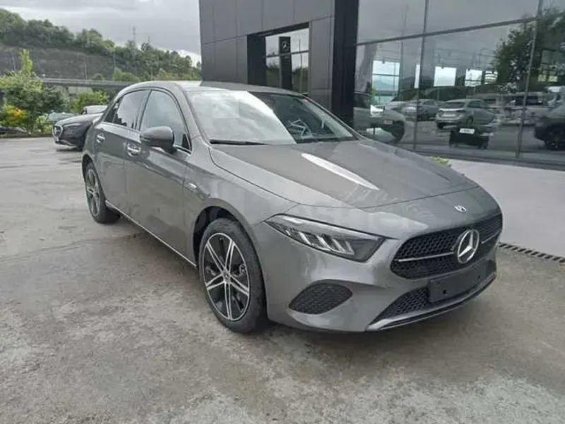 Usado Mercedes A250 218 CV (160 kW) 2026 Gris / plata Berlina