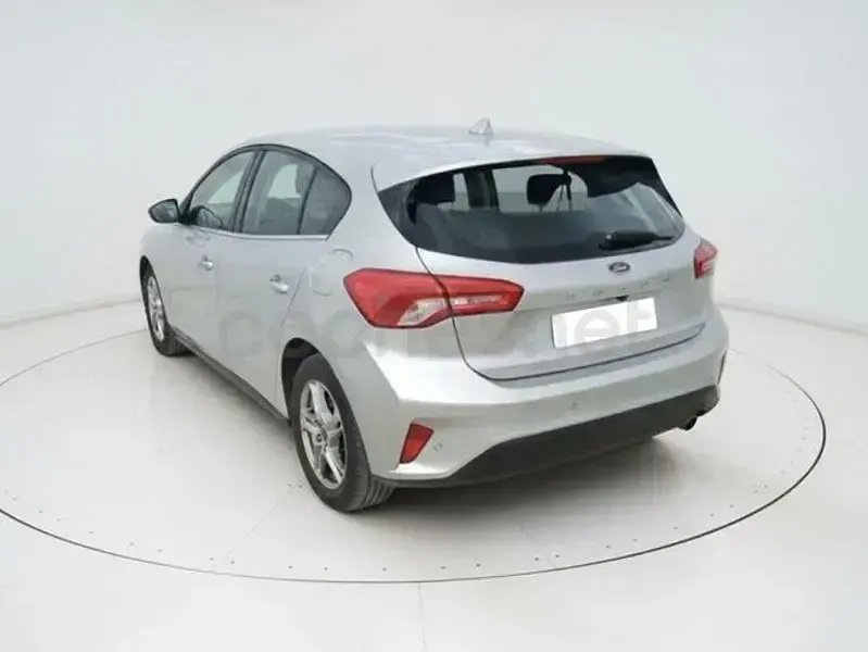 Usado Ford Focus Trend 125 CV (91 kW) 2021 Gris / plata Berlina