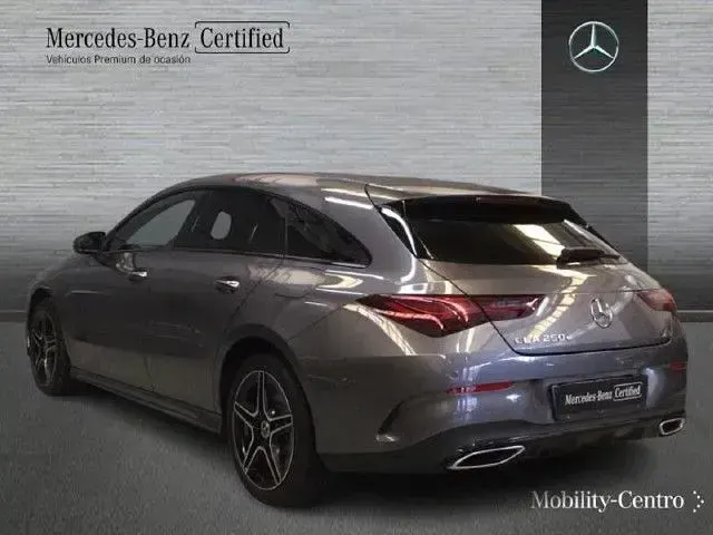 Usado Mercedes CLA250e Shooting Brake 218 CV (160 kW) 2025 Gris montaña Familiar