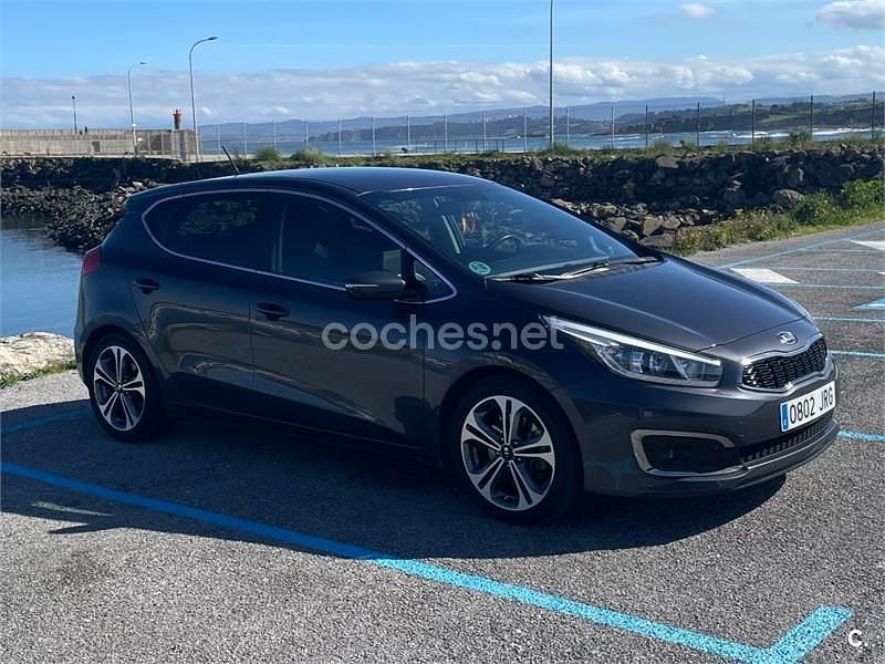 Usado Kia Ceed GT 136 CV (100 kW) 2016 Gris / plata Berlina