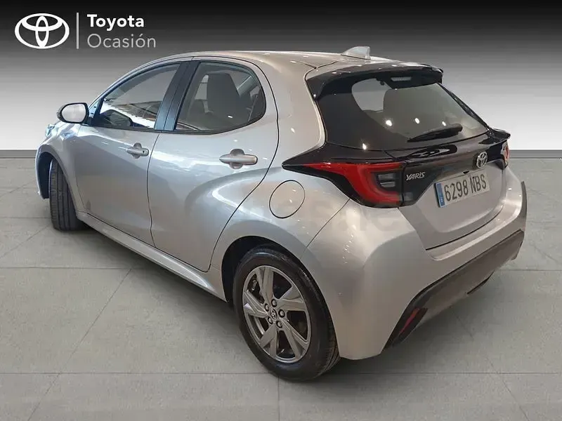 Usado Toyota Yaris Hybrid Active 116 CV (85 kW) 2025 Gris / plata Berlina