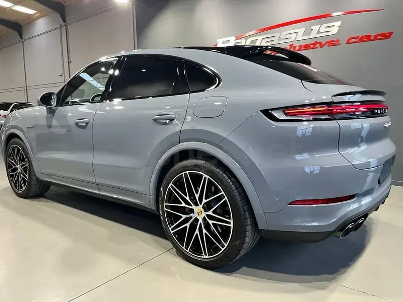 Usado Porsche Cayenne 519 CV (381 kW) 2024 Gris / plata SUV