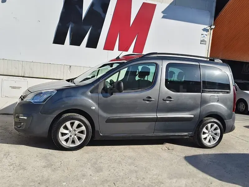 Usado Peugeot Partner Tepee Active 100 CV (73 kW) 2016 Gris / plata Monovolumen