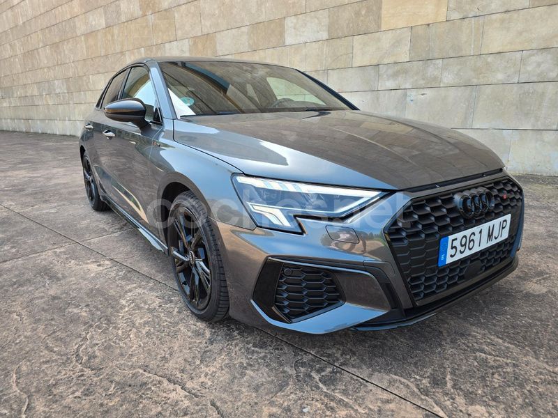 Gris / plata Usado 2023 Audi A3 S-Line Berlina | 28.500 € (Buen precio) - Imagen 1/4