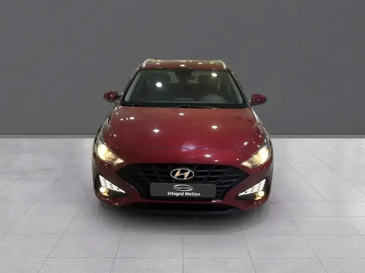 Usado Hyundai i30 119 CV (87 kW) 2022 Rojo Familiar