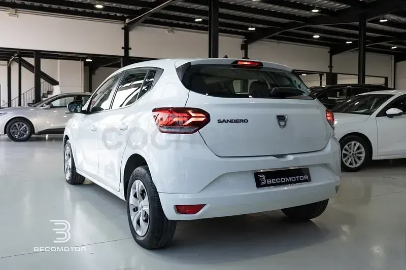 Usado Dacia Sandero Acces 67 CV (49 kW) 2021 Blanco Berlina