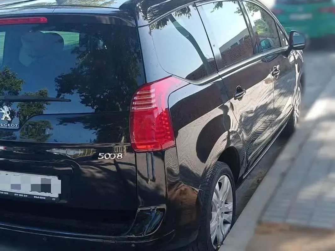 Usado Peugeot 5008 Allure 150 CV (110 kW) 2015 Negro Monovolumen