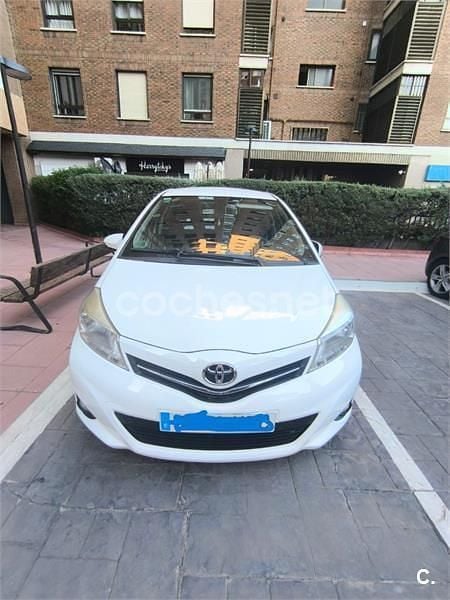Usado Toyota Yaris Active 69 CV (50 kW) 2012 Blanco Utilitario
