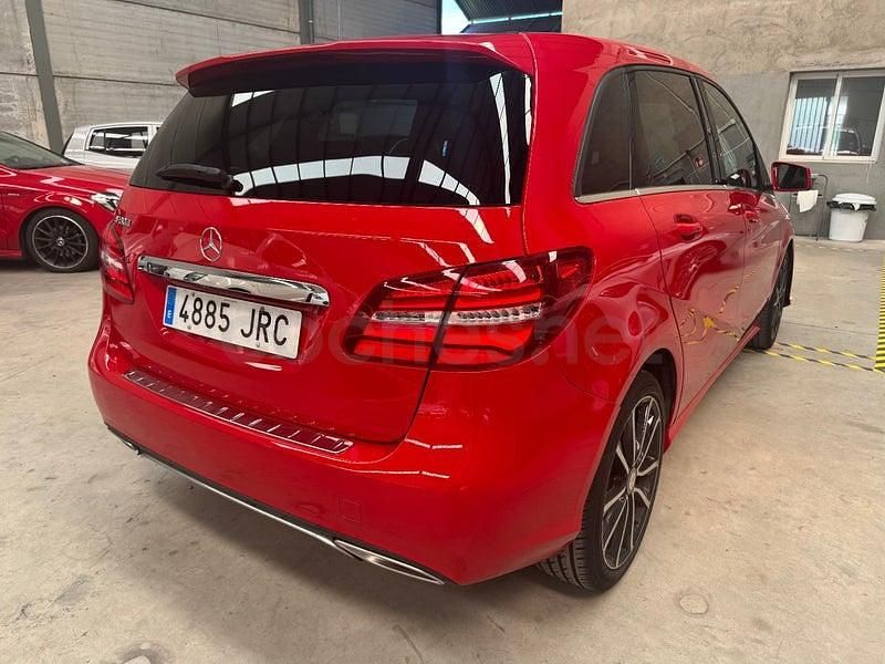 Usado Mercedes B180 AMG line 109 CV (80 kW) 2016 Rojo Monovolumen