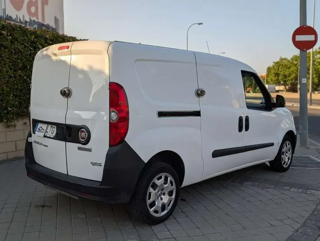Usado Fiat Doblò 120 CV (88 kW) 2021 Blanco Monovolumen