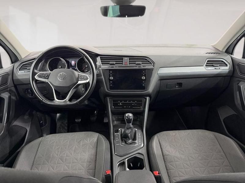 Usado VW Tiguan Life 150 CV (110 kW) 2022 Gris SUV