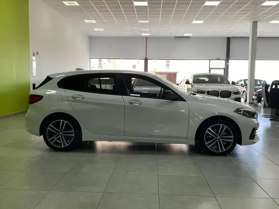 Usado BMW 118 Comfort Edition 150 CV (110 kW) 2021 Blanco Berlina