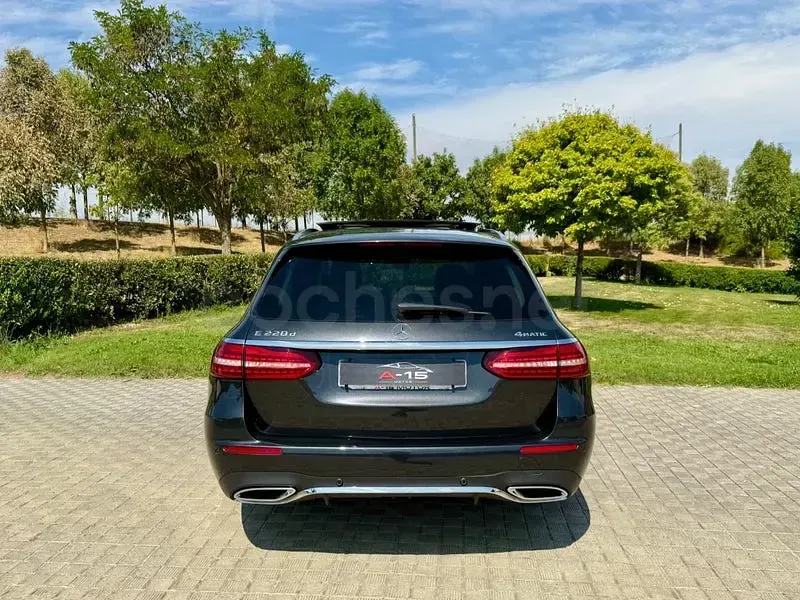 Usado Mercedes E220 194 CV (142 kW) 2022 Gris / plata Familiar