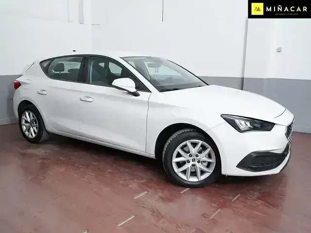 Usado Seat Leon Style 110 CV (80 kW) 2022 Blanco Familiar