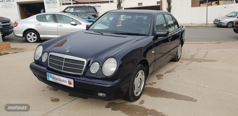Azul Usado 1998 Mercedes E240 Classic Berlina | 4900 € - Imagen 1/4