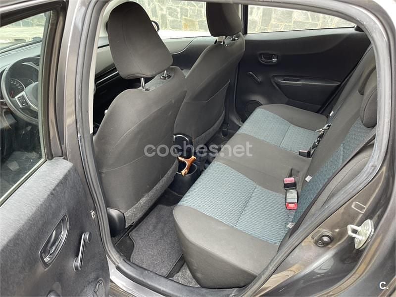 Usado Toyota Yaris Active 99 CV (72 kW) 2012 Gris / plata Utilitario