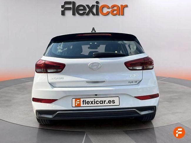 Usado Hyundai i30 100 CV (73 kW) 2024 Blanco Berlina