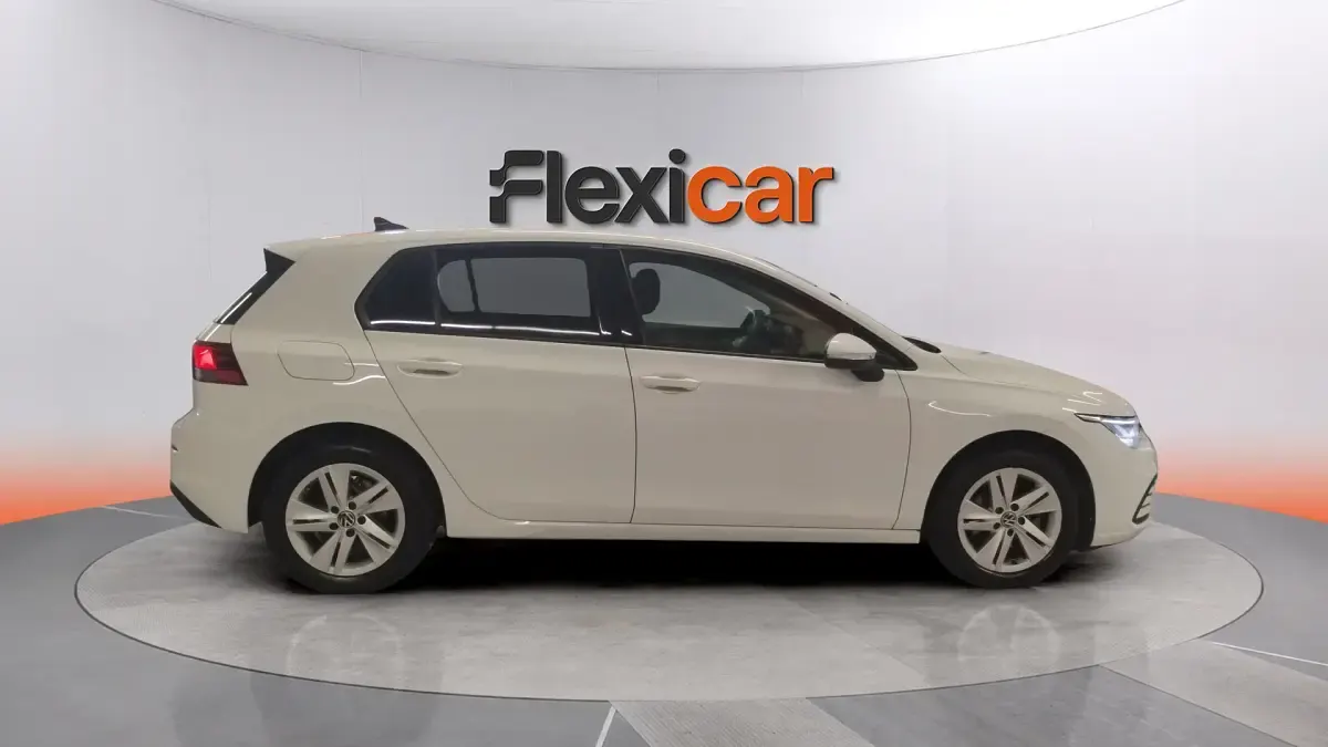 Usado VW Golf VIII Life 110 CV (80 kW) 2024 Blanco Familiar