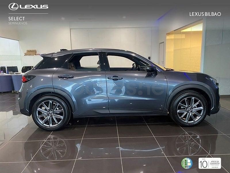 Usado Lexus LBX 136 CV (100 kW) 2025 Gris / plata SUV