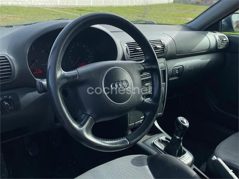 Usado Audi A3 Ambiente 110 CV (80 kW) 2002 Negro Utilitario