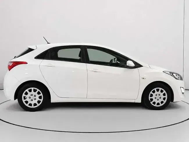 Usado Hyundai i30 100 CV (73 kW) 2013 Blanco Berlina