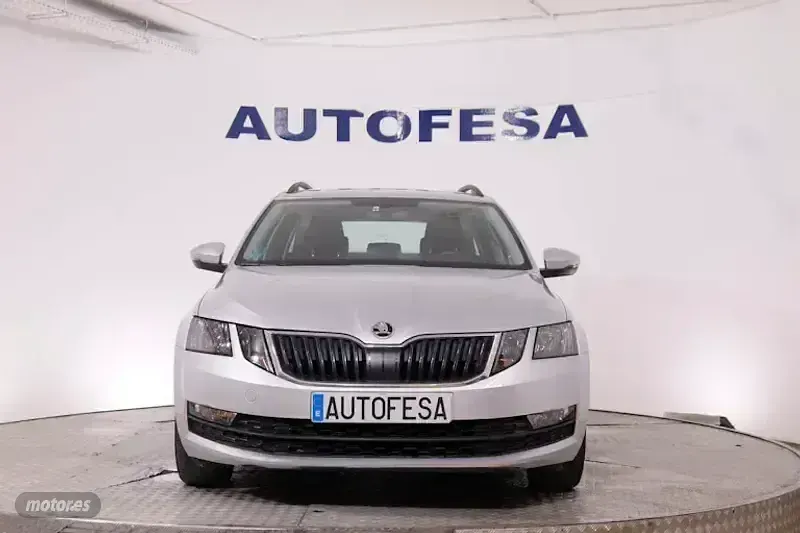 Usado Skoda Octavia Ambition 130 CV (95 kW) 2020 Plateado Familiar