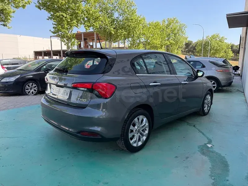 Usado Fiat Tipo Lounge 95 CV (69 kW) 2017 Gris / plata Berlina