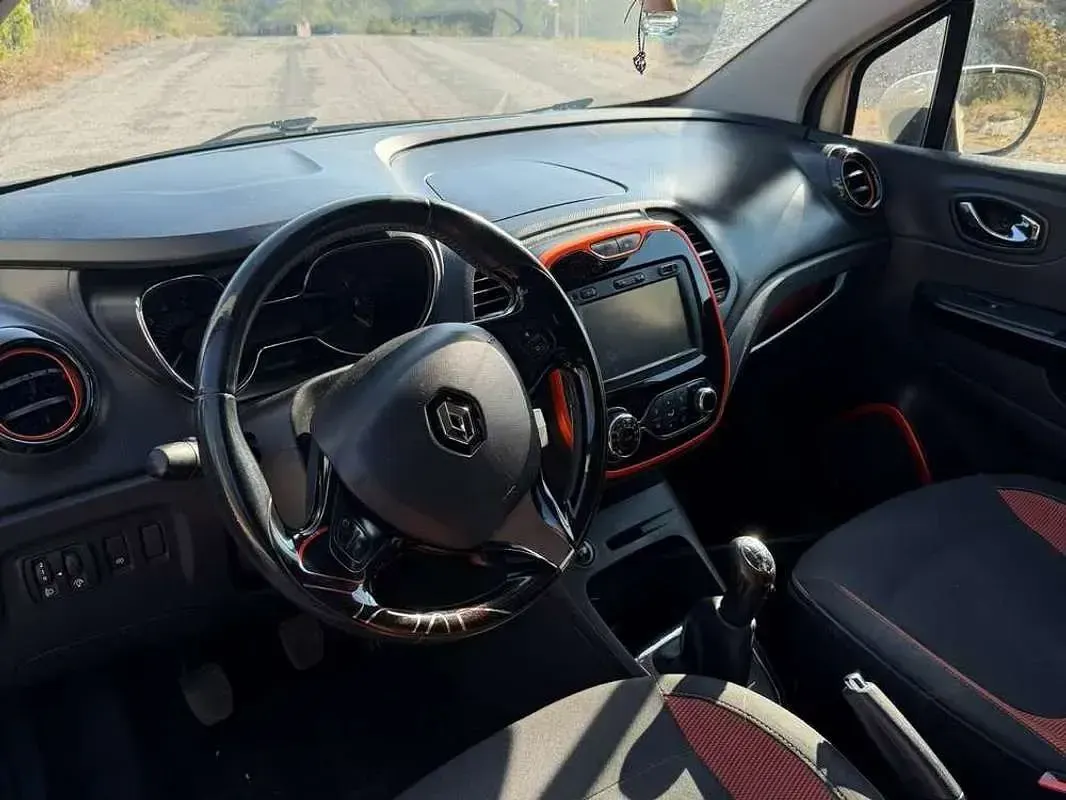 Usado Renault Captur Zen 90 CV (66 kW) 2015 Beige SUV