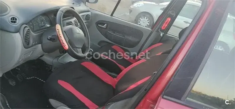 Usado Renault Scénic 110 CV (80 kW) 2000 Rojo Monovolumen