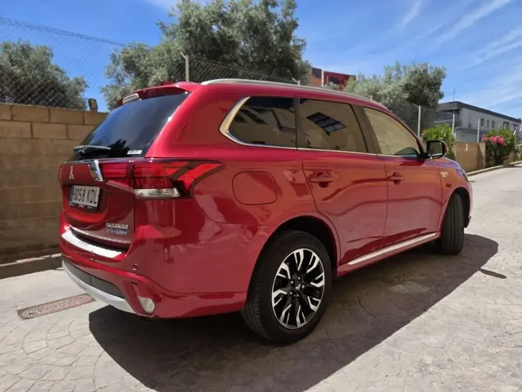 Usado Mitsubishi Outlander P-HEV 203 CV (149 kW) 2017 Rojo SUV