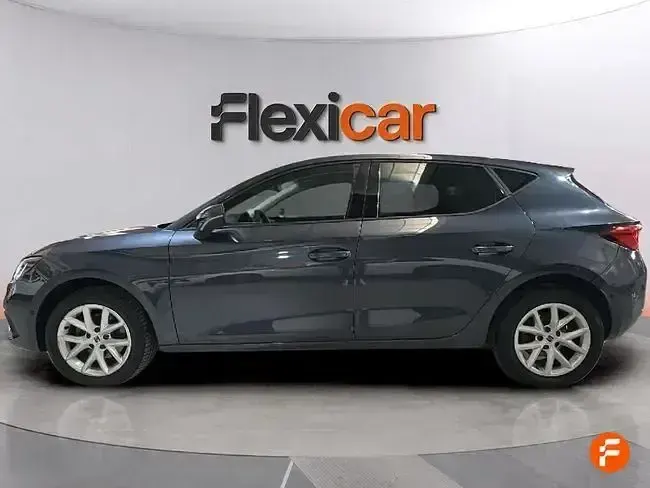 Usado Seat Leon Style 130 CV (95 kW) 2023 Gris Berlina