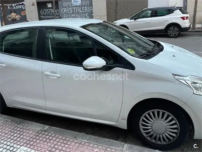 Usado Peugeot 208 Active 92 CV (67 kW) 2013 Blanco Utilitario