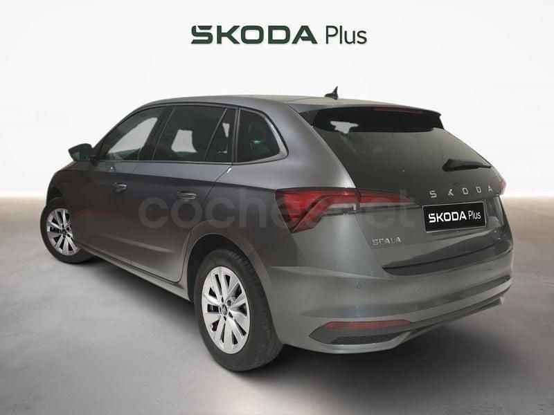 Usado Skoda Scala Selection 116 CV (85 kW) 2025 Gris / plata Utilitario