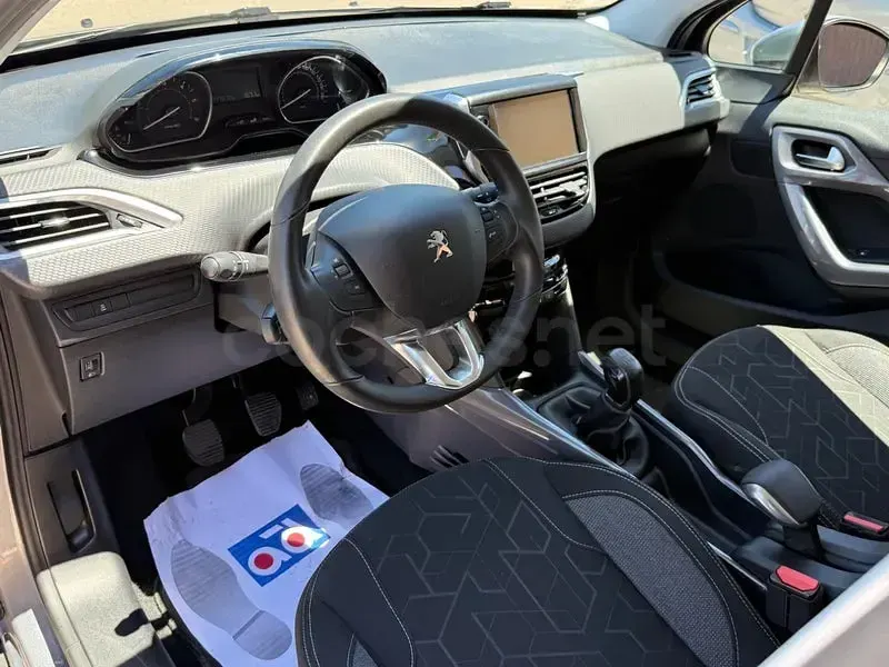 Usado Peugeot 2008 Active 100 CV (73 kW) 2016 Gris / plata SUV