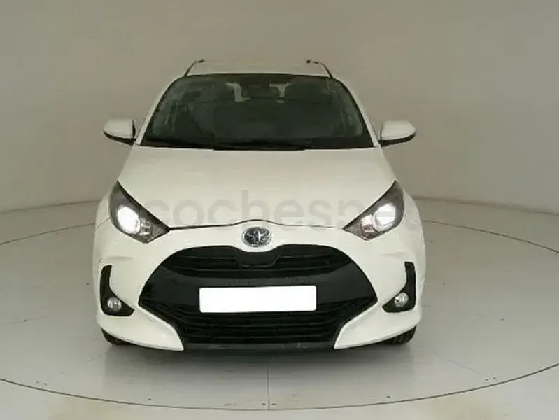 Usado Toyota Yaris Hybrid Active 116 CV (85 kW) 2022 Blanco Berlina