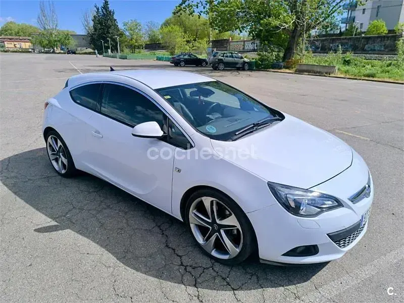 Usado Opel Astra GTC Sportive 200 CV (147 kW) 2014 Blanco Berlina