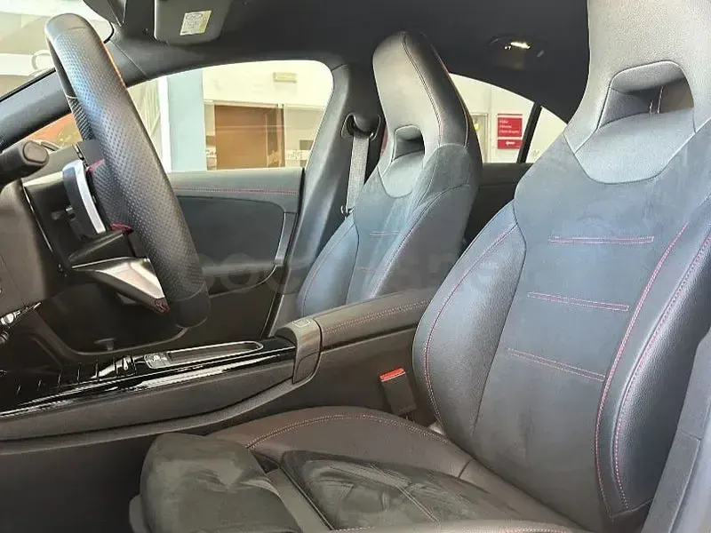 Usado Mercedes CLA200 163 CV (119 kW) 2025 Gris / plata Berlina