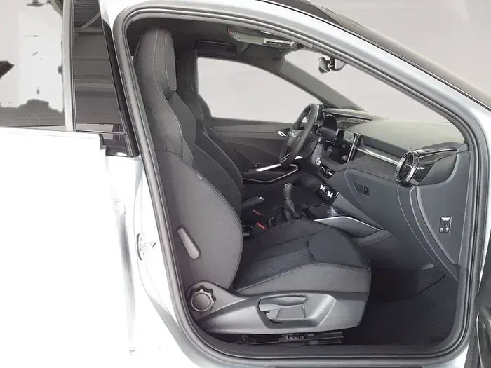 Usado Skoda Fabia 95 CV (69 kW) 2025 Gris plata Utilitario